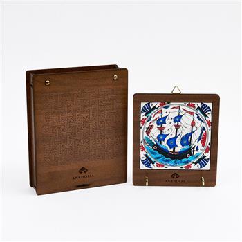 Çini Serisi Ahşap Kutulu Kalyon 3 Seramik Dekoratif Askılık