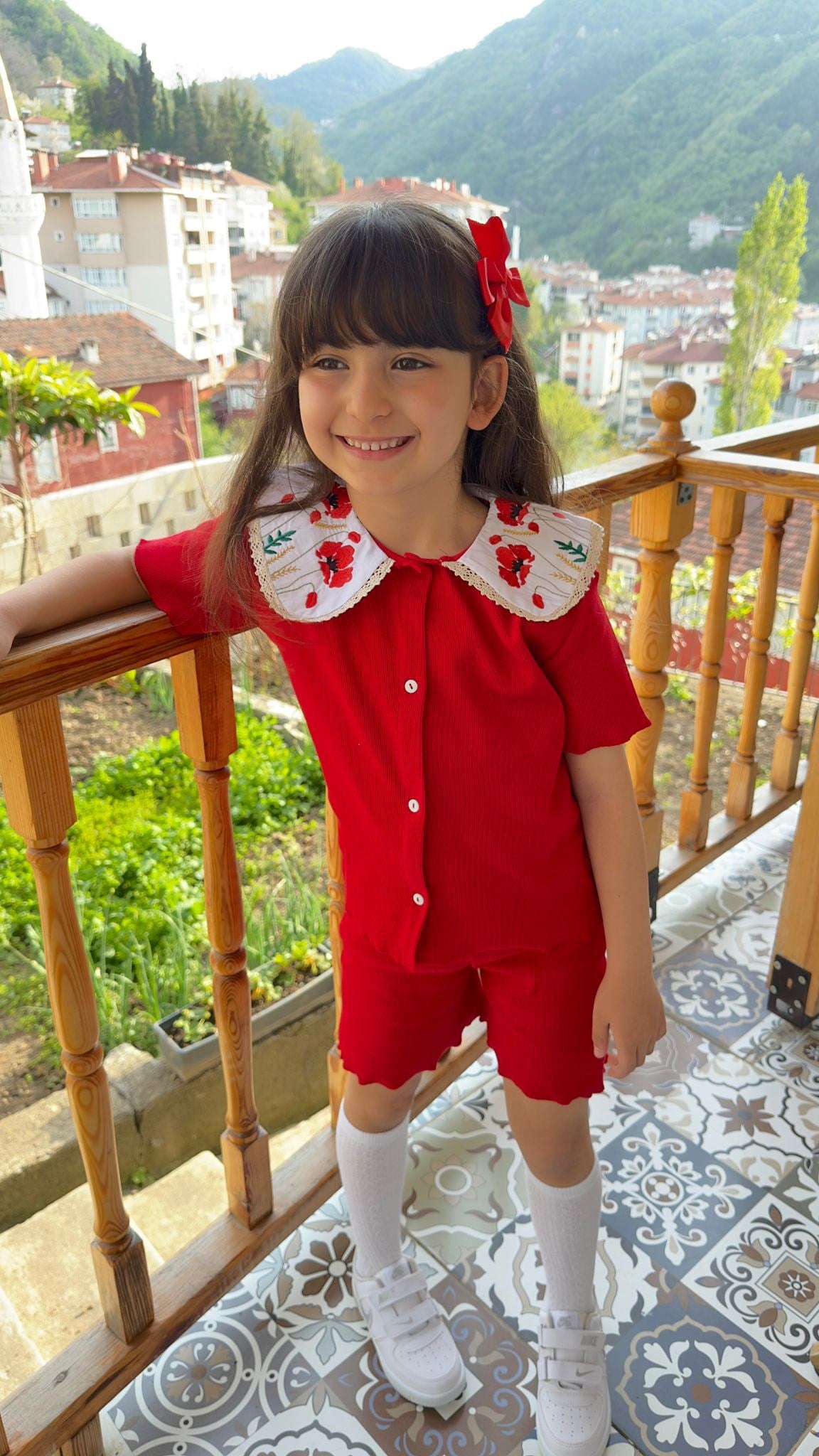 KIRMIZI YAKA NAKIŞ DETAYLI FİTİLLİ  ŞORTLU MÜSLİN TAKIM