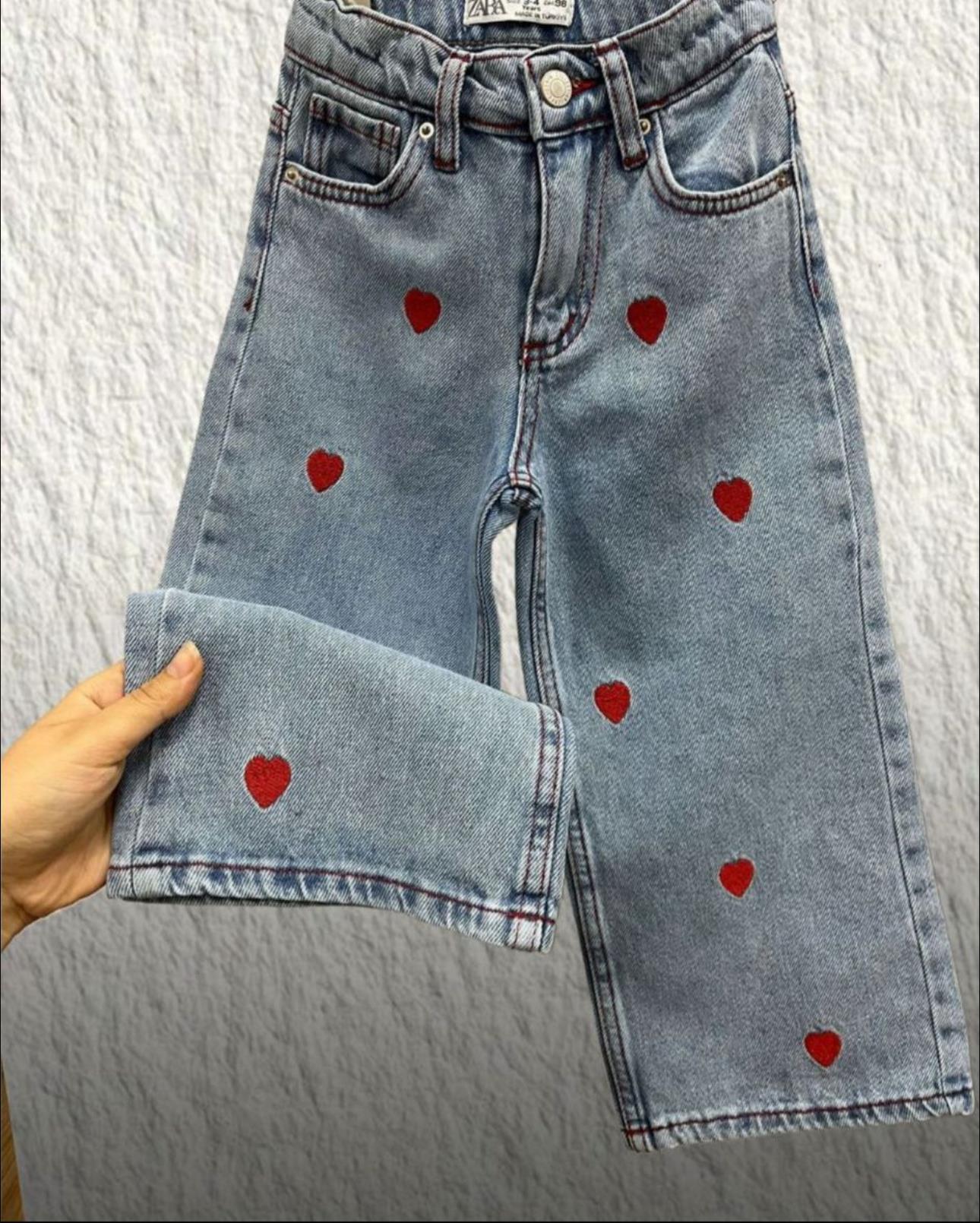 KIRMIZI KALP NAKIŞLI JEANS