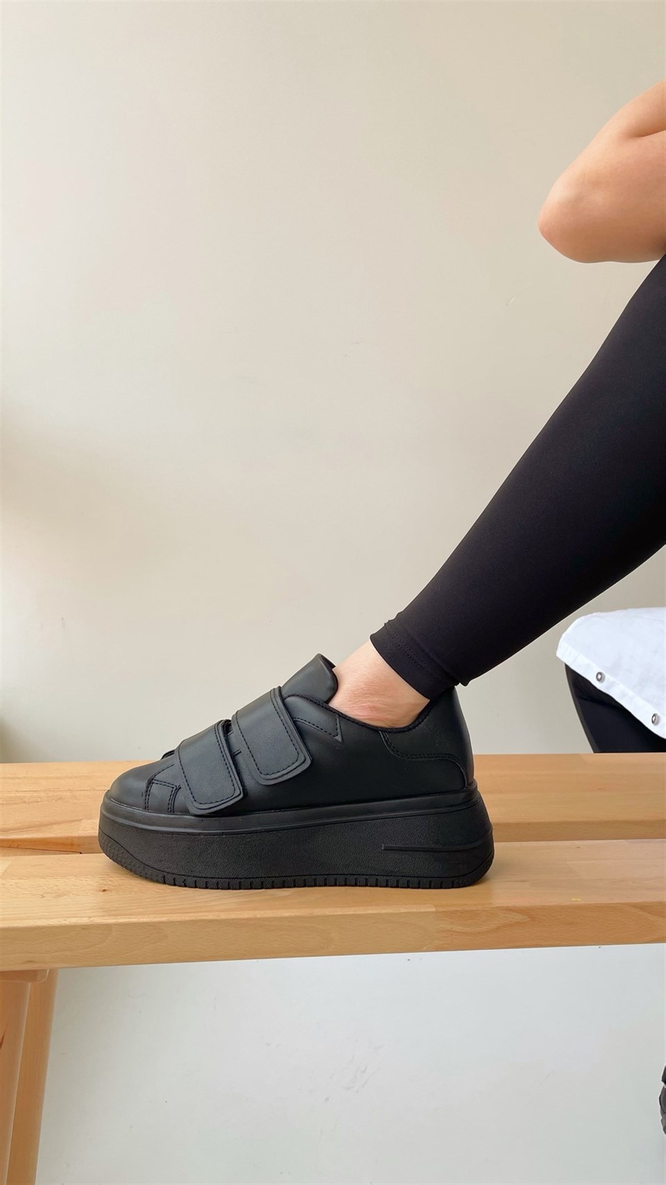 Kadın Siyah Cırt Cırtlı Sneaker Spor Ayakkabı-Taban 5 cm-Yürüyüş Ayakkabısı  Yüksek Tabanlı Bantlı