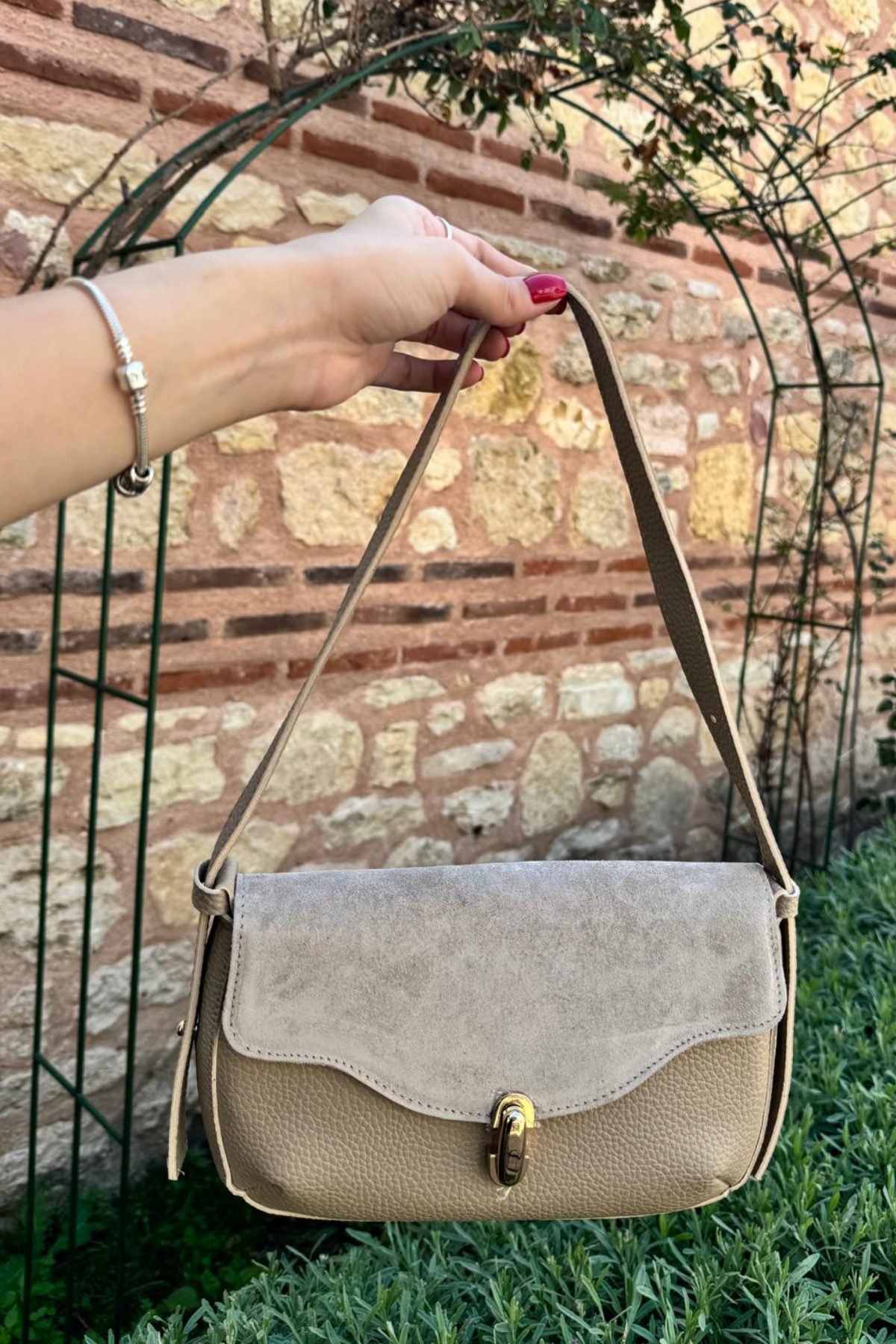 Gerçek Süet Deri Toka Detaylı Baget Çanta Vizon