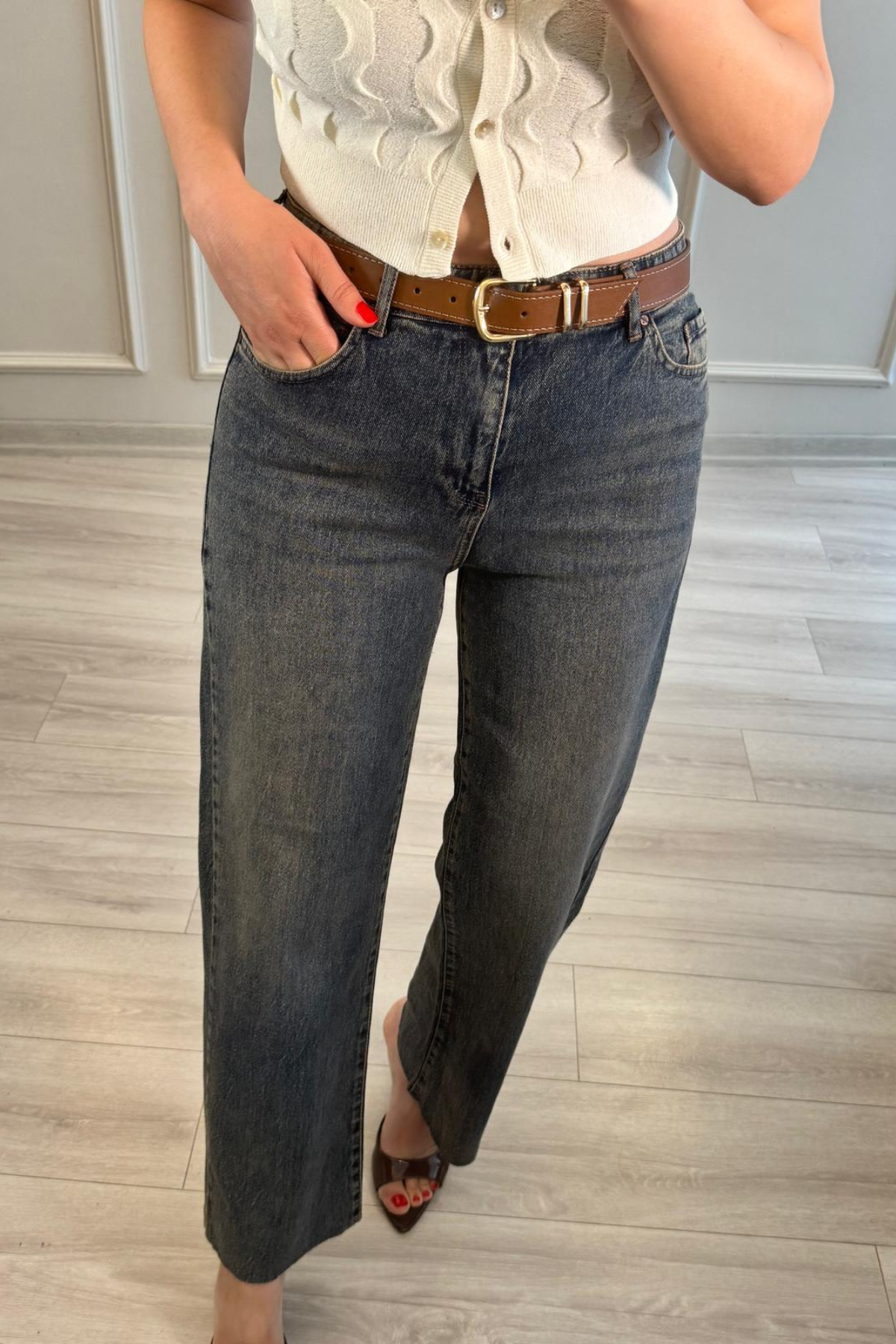 Kemerli Kesik Paça Mom Fit Jean Soluk Mavi