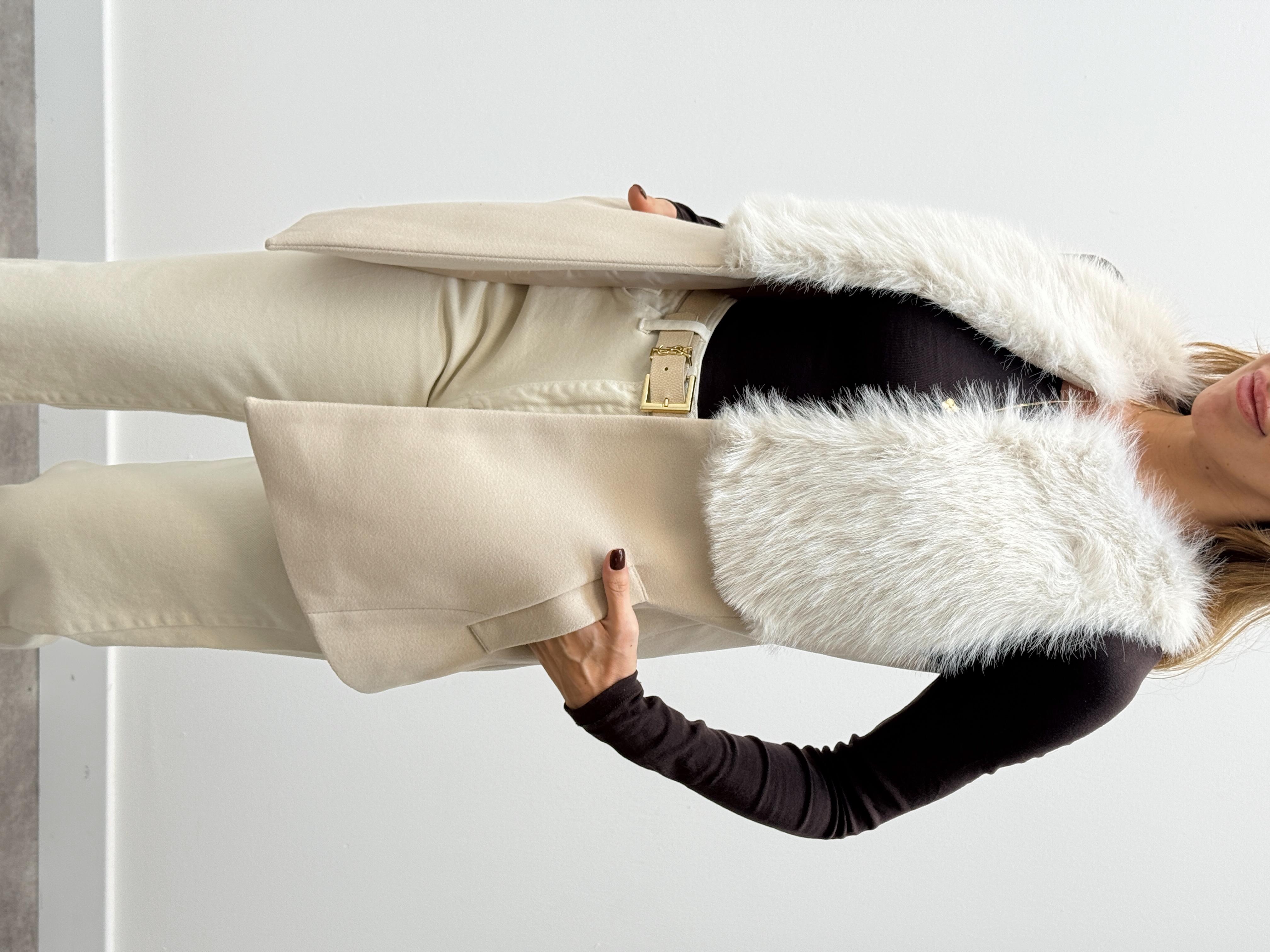 Kadın Kürk Detaylı Kaşe Krem Yelek 