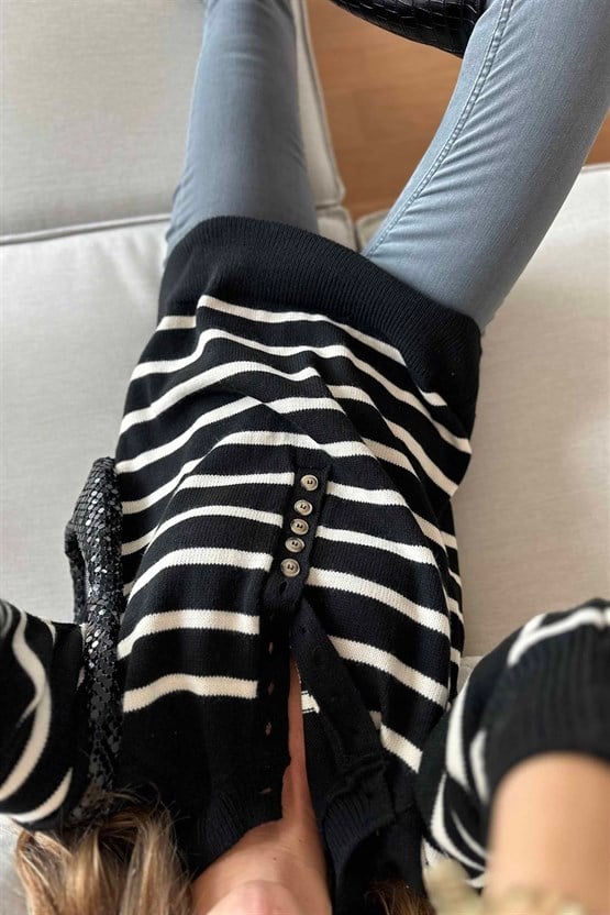 Kadın Sıra Düğmeli Yuvarlak Yaka Ekru Çizgili Siyah Kazak