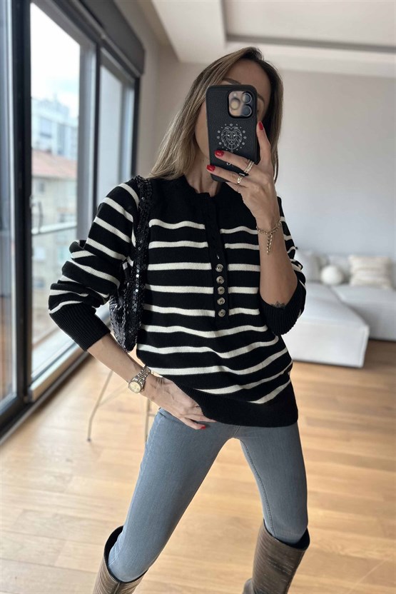 Kadın Sıra Düğmeli Yuvarlak Yaka Ekru Çizgili Siyah Kazak