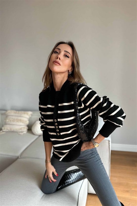 Kadın Sıra Düğmeli Yuvarlak Yaka Ekru Çizgili Siyah Kazak