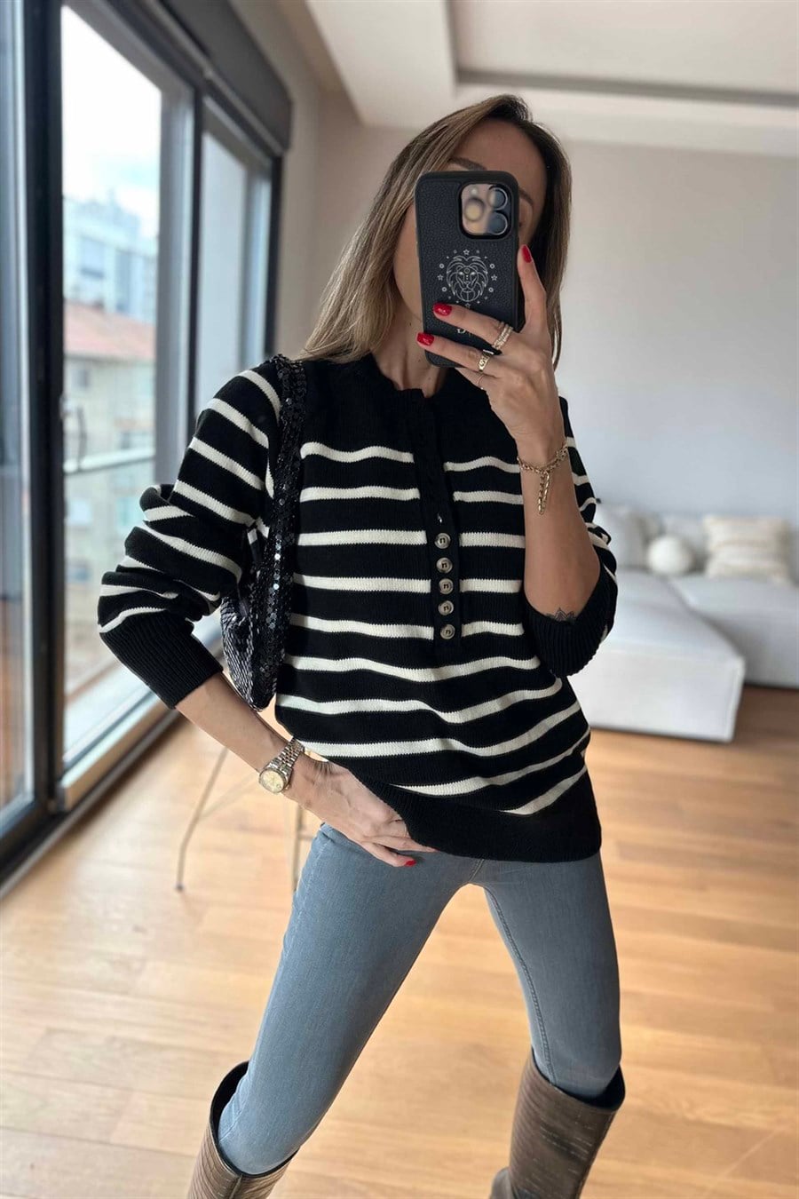 Kadın Sıra Düğmeli Yuvarlak Yaka Ekru Çizgili Siyah Kazak