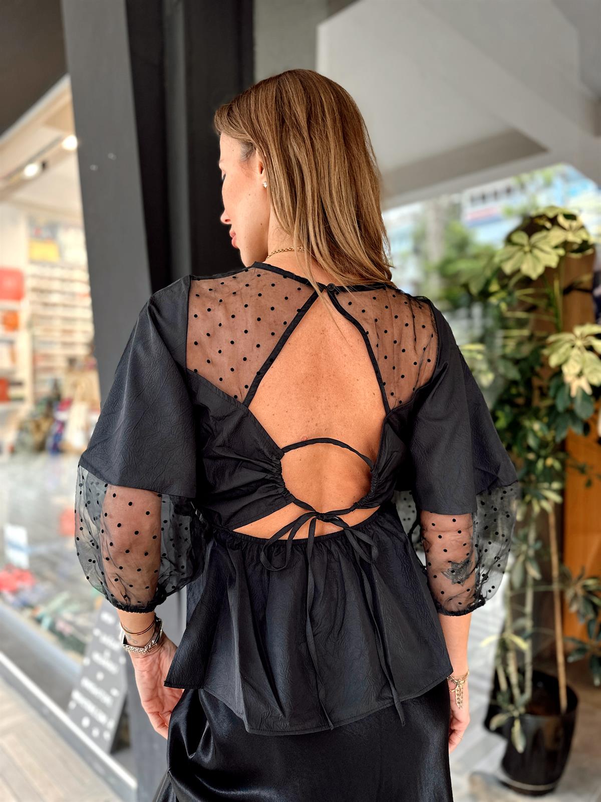 Kadın Sırt Dekolte Balon Kol Tül Tasarım Siyah Bluz