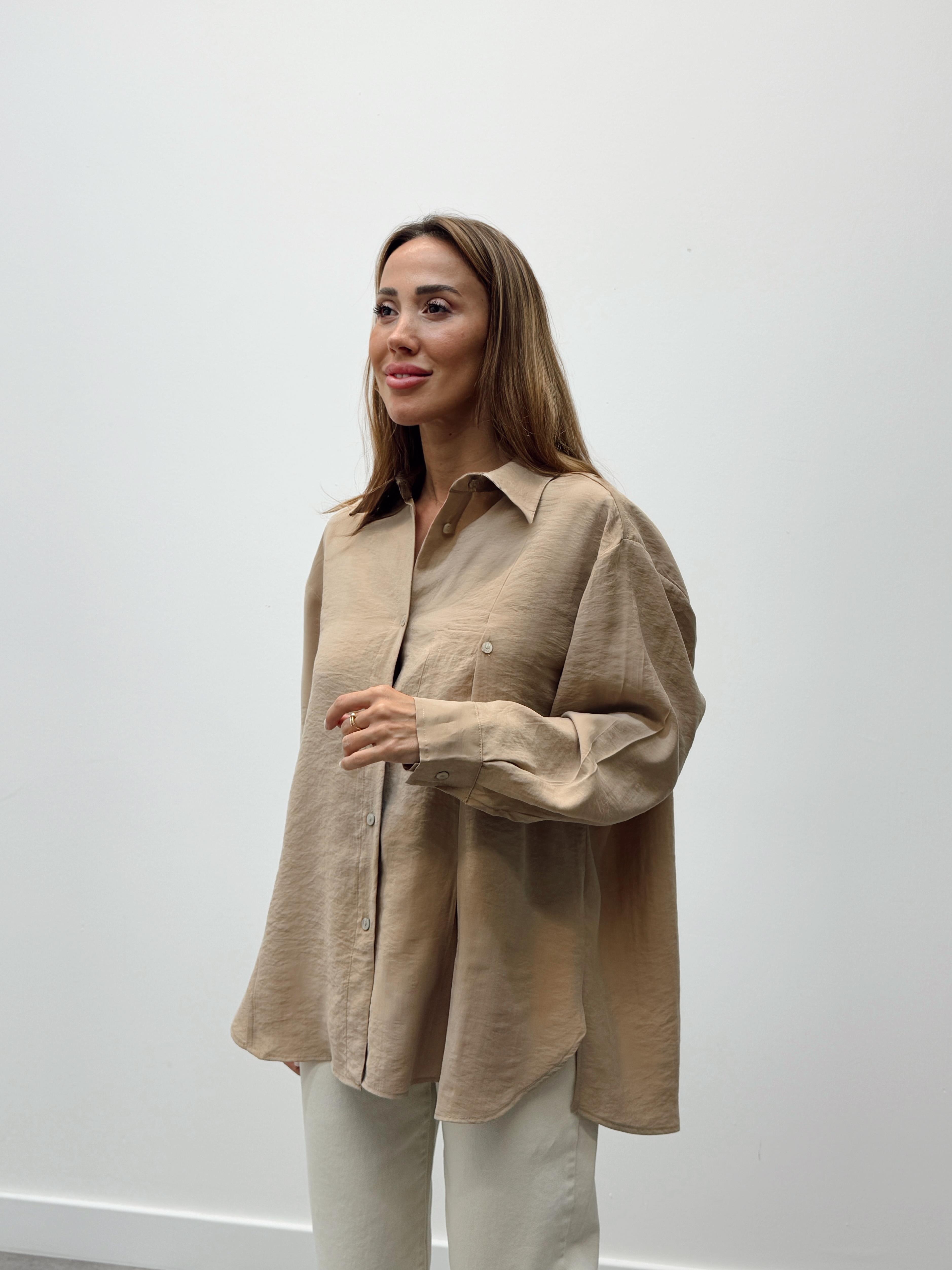 Kadın Yırtmaçlı Oversize Bej Gömlek 