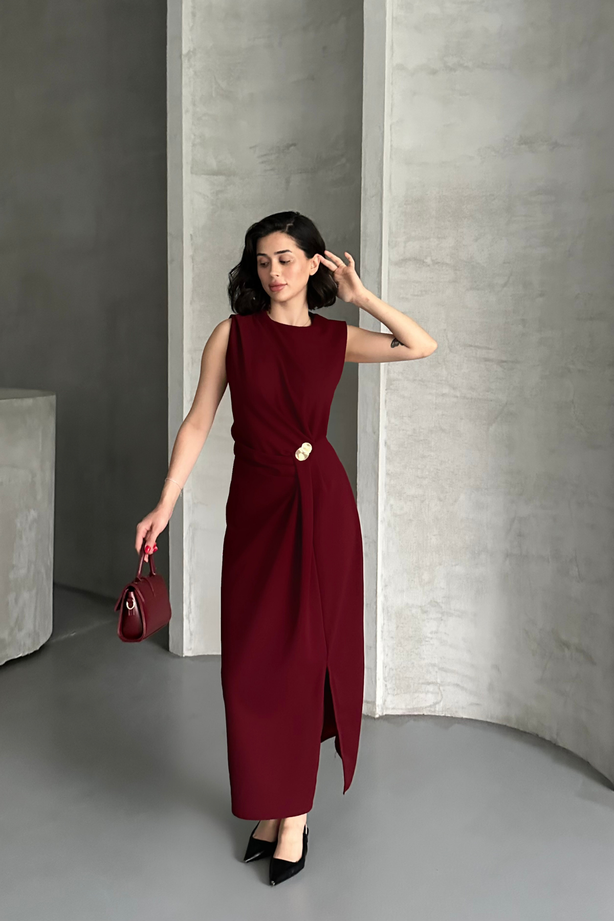 Kadın Bordo Taş Detaylı Yırtmaçlı Şık Midi Elbise