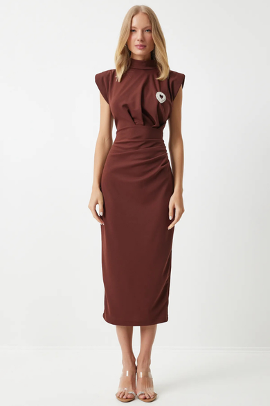 Kadın Acı Kahve Drape Detaylı Vatkalı Broş Detaylı Elbise