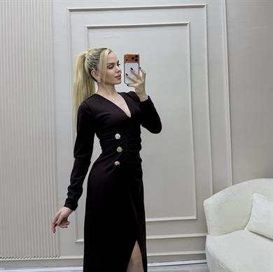 KADIN V ACI KAHVE YAKA DRAPELİ YIRTMAÇLI DÜĞME DETAYLI UZUN KOLLU MİDİ BOY ŞIK ABİYE DAVET ELBİSESİ