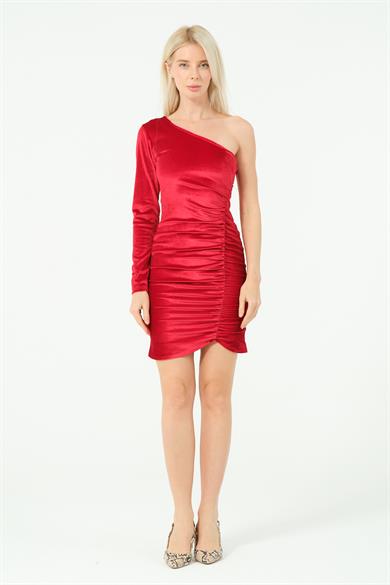 TEK OMUZLU BÜZGÜ DETAYLI ELBİSE KIRMIZI