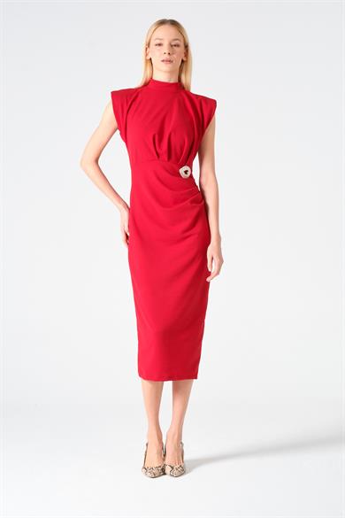  Kadın Kırmızı Drape Detaylı Vatkalı Broş Detaylı Elbise