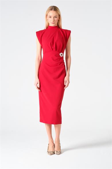  Kadın Kırmızı Drape Detaylı Vatkalı Broş Detaylı Elbise