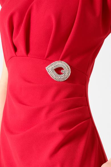  Kadın Kırmızı Drape Detaylı Vatkalı Broş Detaylı Elbise