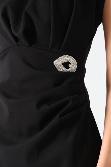  Kadın Siyah Drape Detaylı Vatkalı Broş Detaylı Elbise