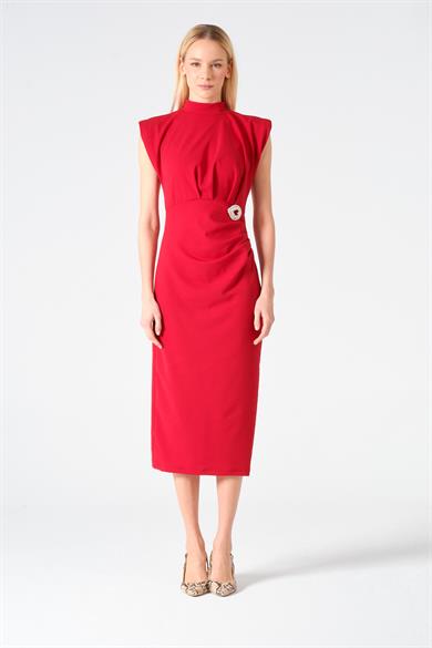  Kadın Kırmızı Drape Detaylı Vatkalı Broş Detaylı Elbise