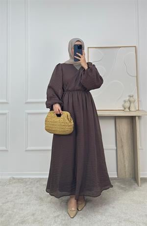 0937-organze kumaş lastikli önü çapraz elbise-kahve