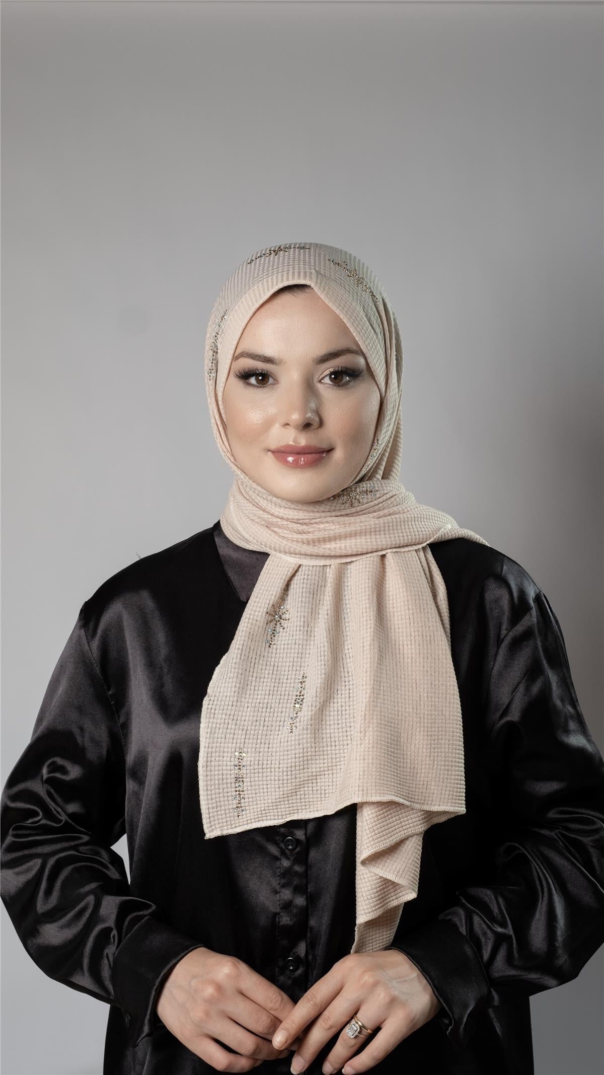 Bej Pratik Hazır Geçmeli Tesettür Şal Örme Kumaş Taşlı Yıldız Desenli  - Hürrem Bone 2118Y_12