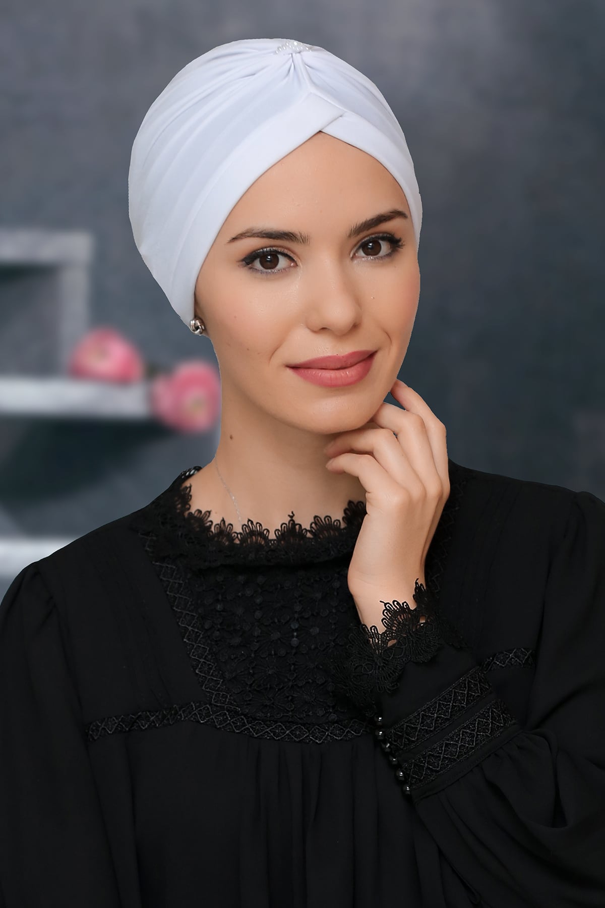 Beyaz Pratik Hazır Geçmeli Tesettür Bone Sandy Kumaş Taçlı Büzgülü - Hürrem 1208