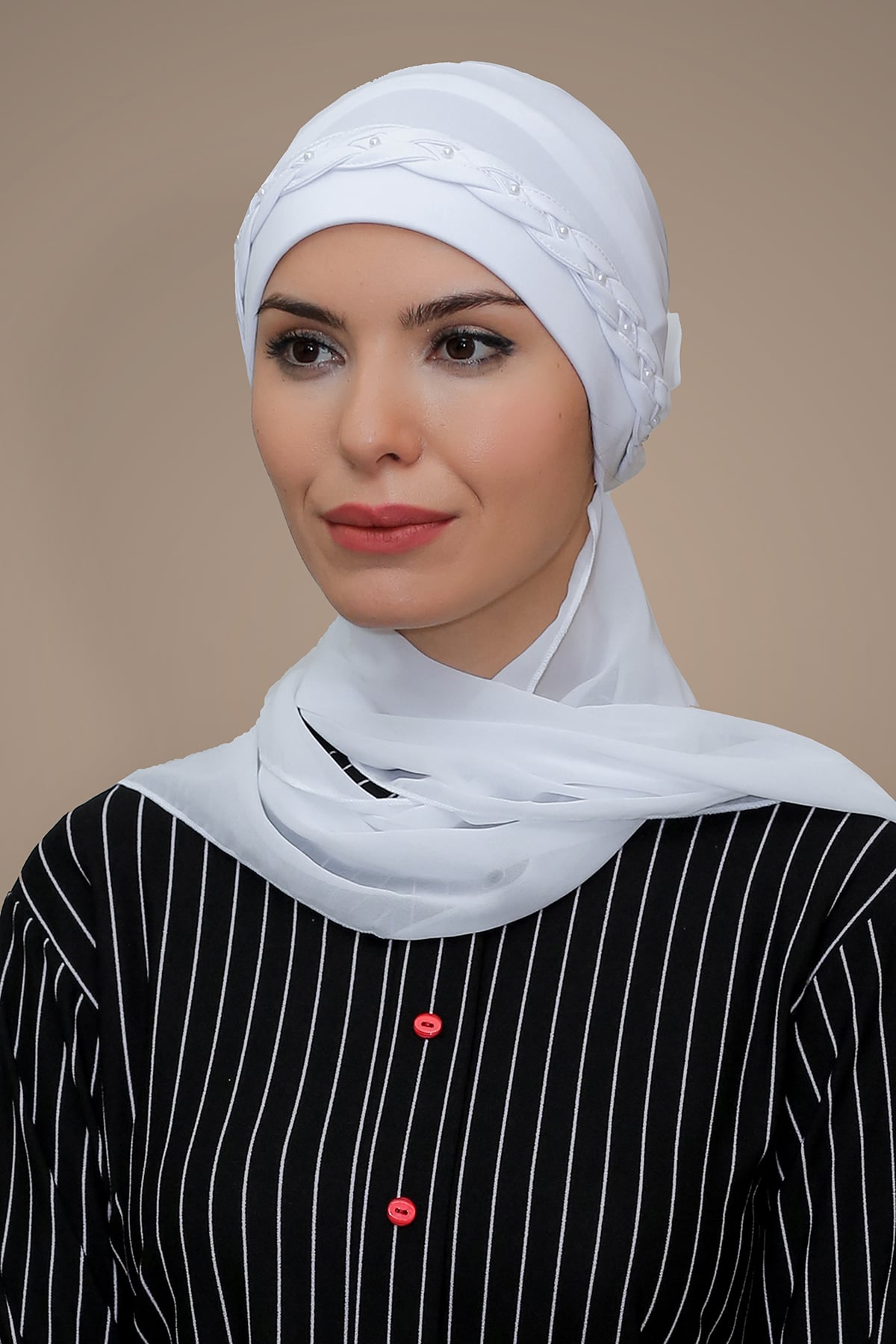 Beyaz Pratik Hazır Geçmeli Tesettür Bone Sandy Kumaş Örgülü Güllü - Şifon Atkılı - Hürrem 1203A