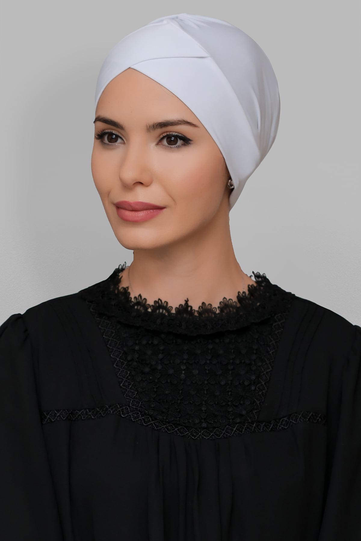 Beyaz Pratik Hazır Geçmeli Tesettür Bone Sandy Kumaş Çapraz Büzgülü - Hürrem 1801