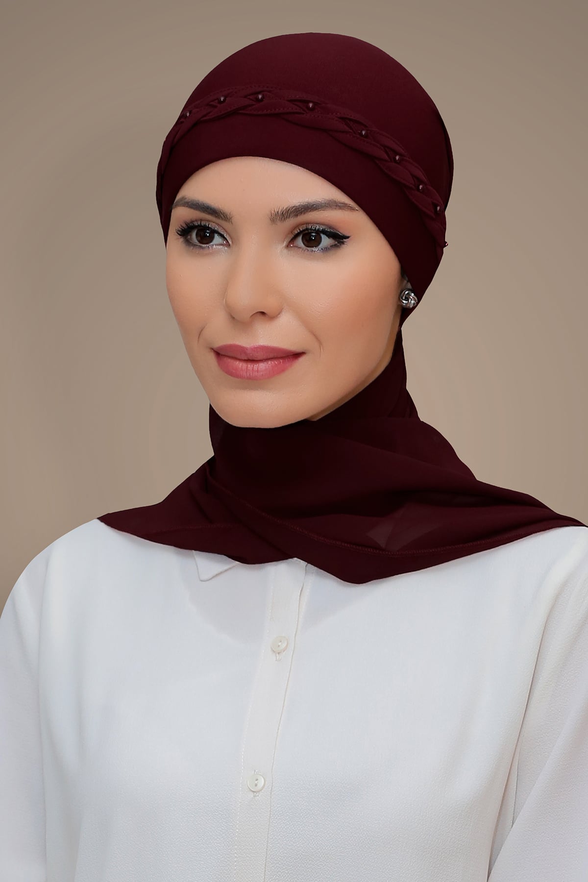Bordo Pratik Hazır Geçmeli Tesettür Bone Sandy Kumaş Örgülü Güllü - Şifon Atkılı - Hürrem 1203A