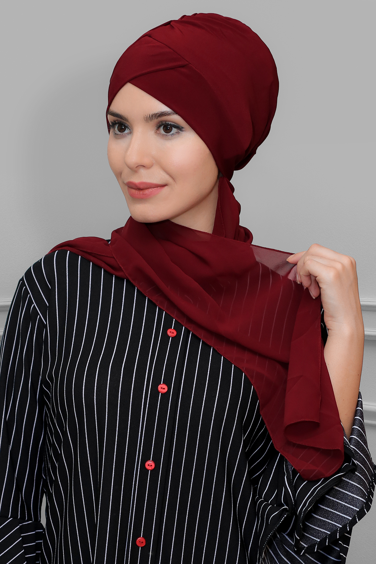 Bordo Pratik Hazır Geçmeli Tesettür Bone Sandy Kumaş Çapraz Büzgülü - Şifon Atkılı - Hürrem 1801A