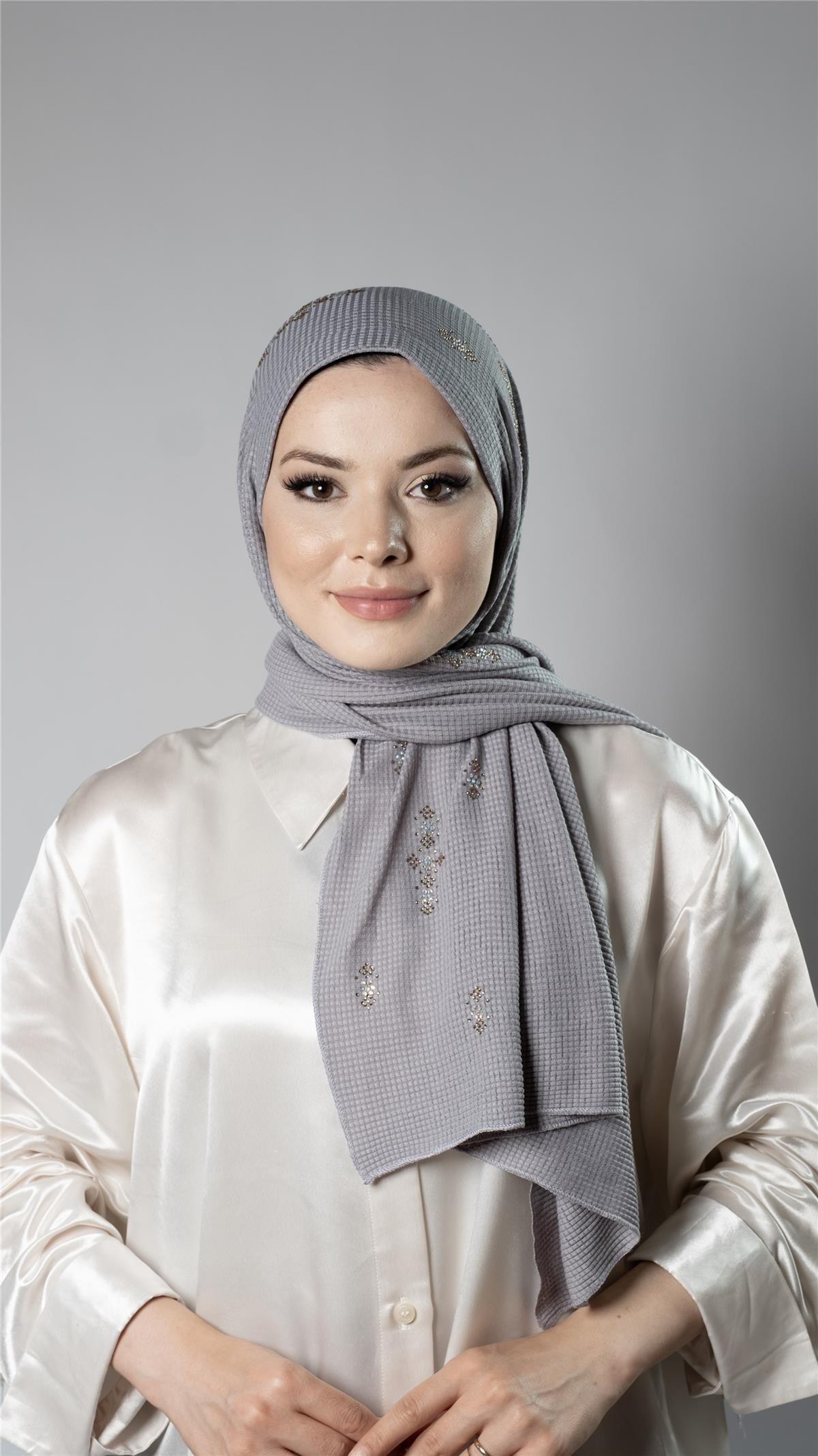 Gri Pratik Hazır Geçmeli Tesettür Şal Örme Kumaş Taşlı Çiçek Desenli  - Hürrem Bone 2118C_15