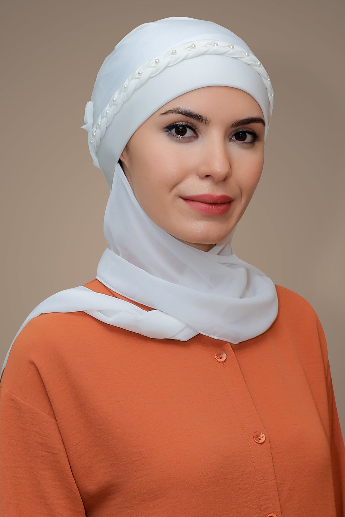 Krem Pratik Hazır Geçmeli Tesettür Bone Sandy Kumaş Örgülü Güllü - Şifon Atkılı - Hürrem 1203A