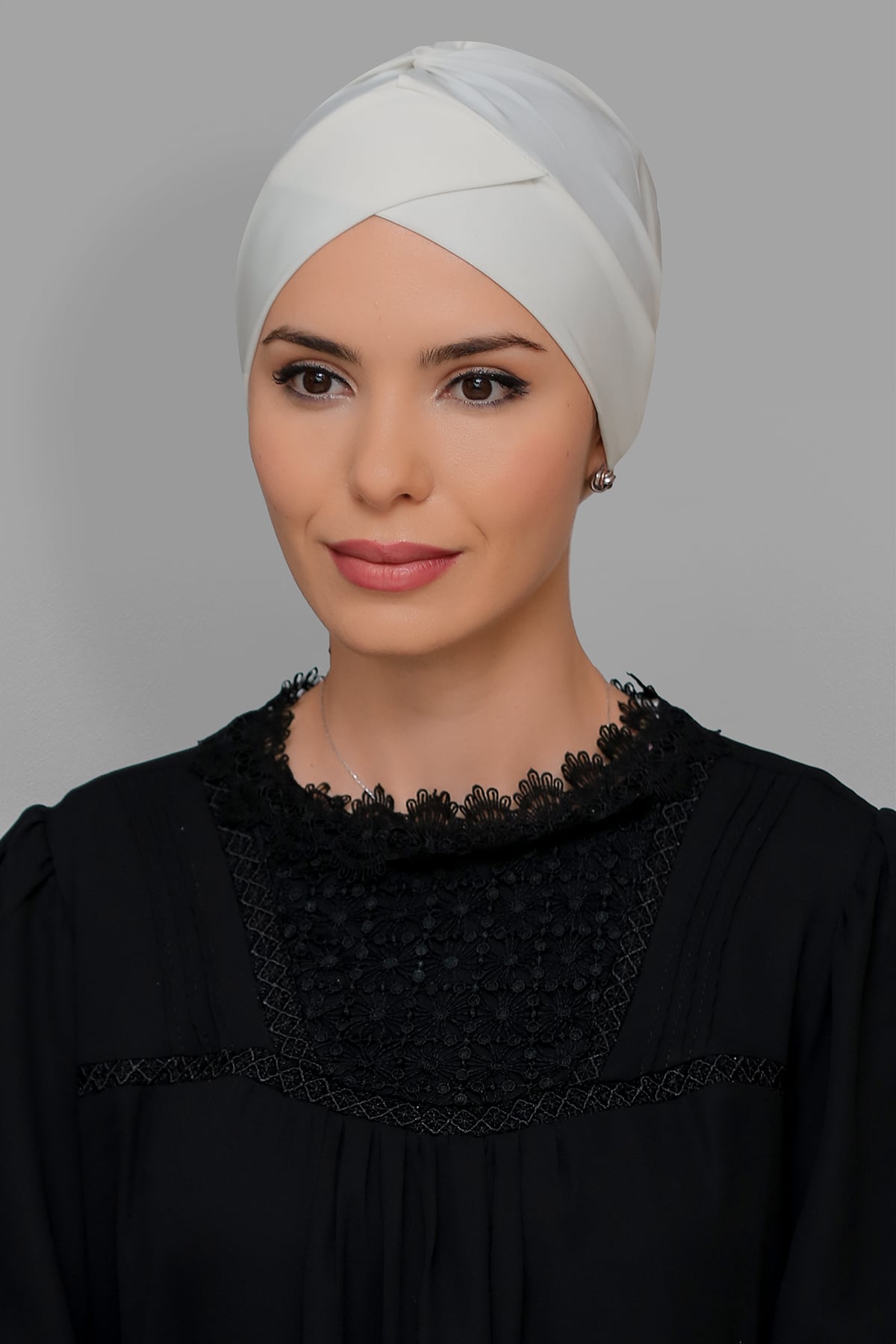 Krem Pratik Hazır Geçmeli Tesettür Bone Sandy Kumaş Çapraz Büzgülü - Hürrem 1801