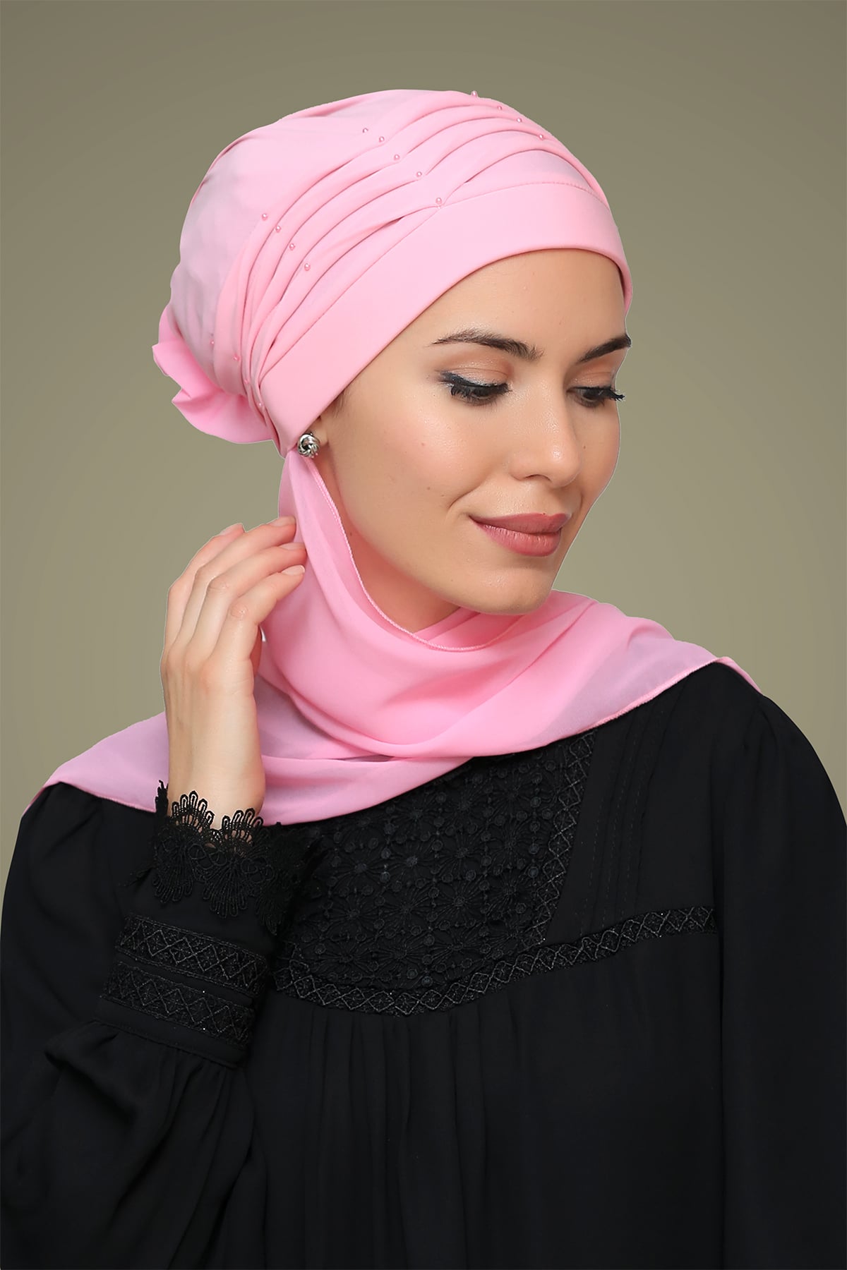 Pembe Pratik Hazır Geçmeli Tesettür Bone Sandy Kumaş İncili Pileli Nervürlü Güllü - Şifon Atkılı - Hürrem 1805A