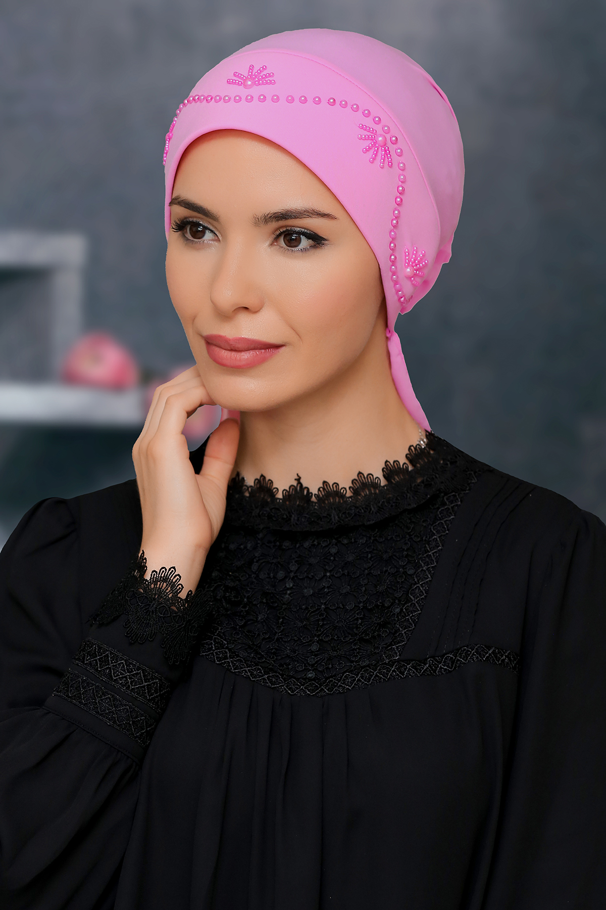Pembe Pratik Hazır Geçmeli Tesettür Bone Sandy Kumaş Güllü Boncuklu İşlemeli - Hürrem 1206