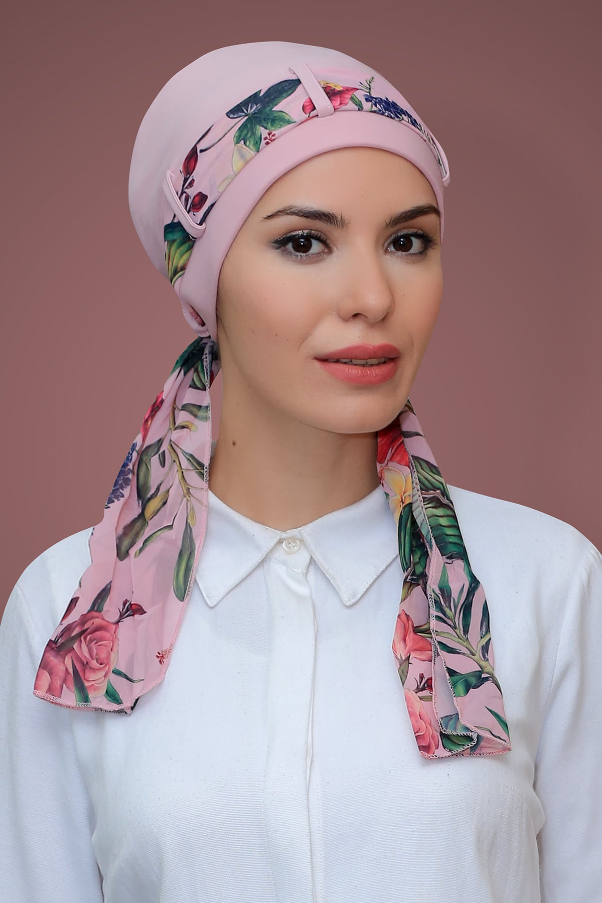Pudra Pratik Hazır Geçmeli Tesettür Bone Sandy Kumaş Desenli Şifon Kemerli - Hürrem 1205D