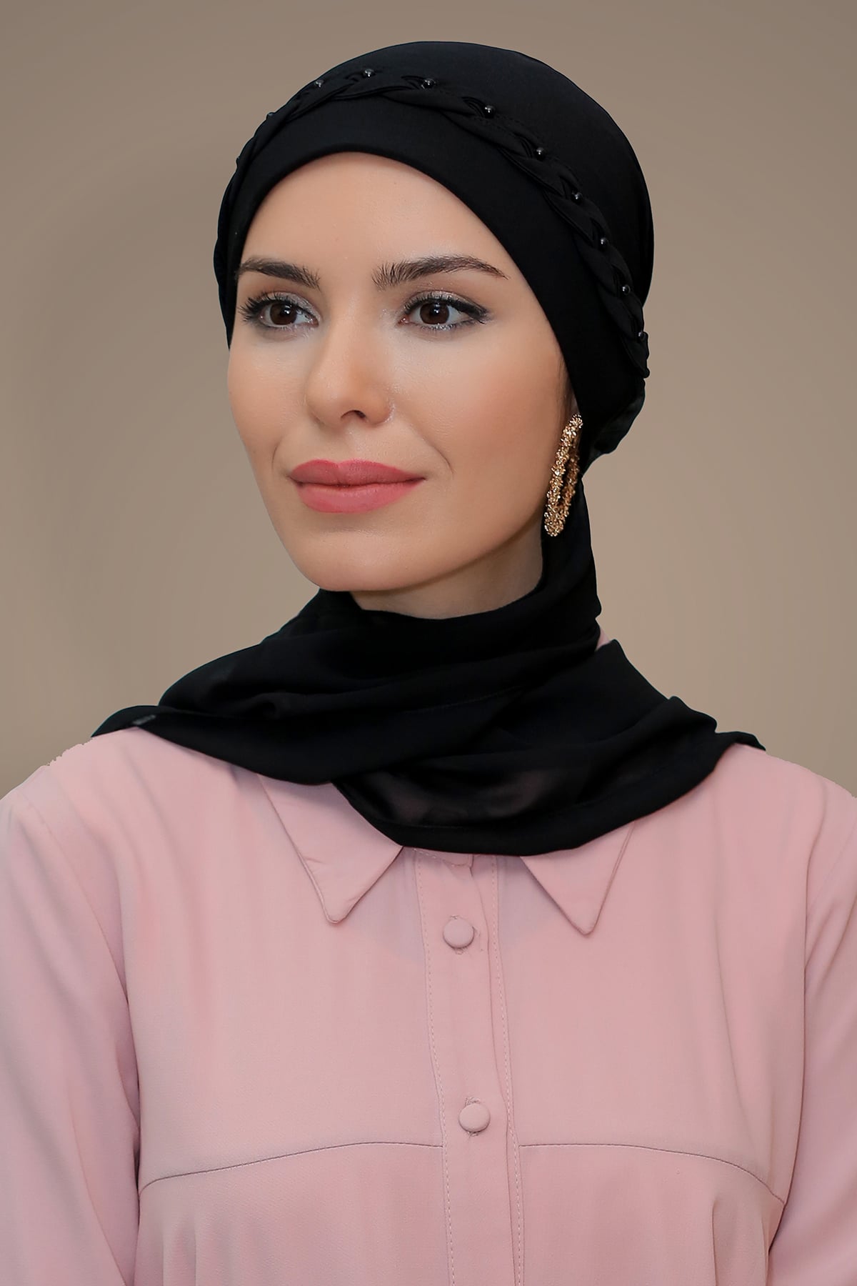 Siyah Pratik Hazır Geçmeli Tesettür Bone Sandy Kumaş Örgülü Güllü - Şifon Atkılı - Hürrem 1203A