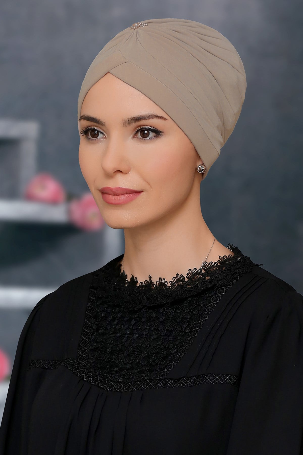 Bej Pratik Hazır Geçmeli Tesettür Bone Sandy Kumaş Taçlı Büzgülü - Hürrem Bone 1208_12
