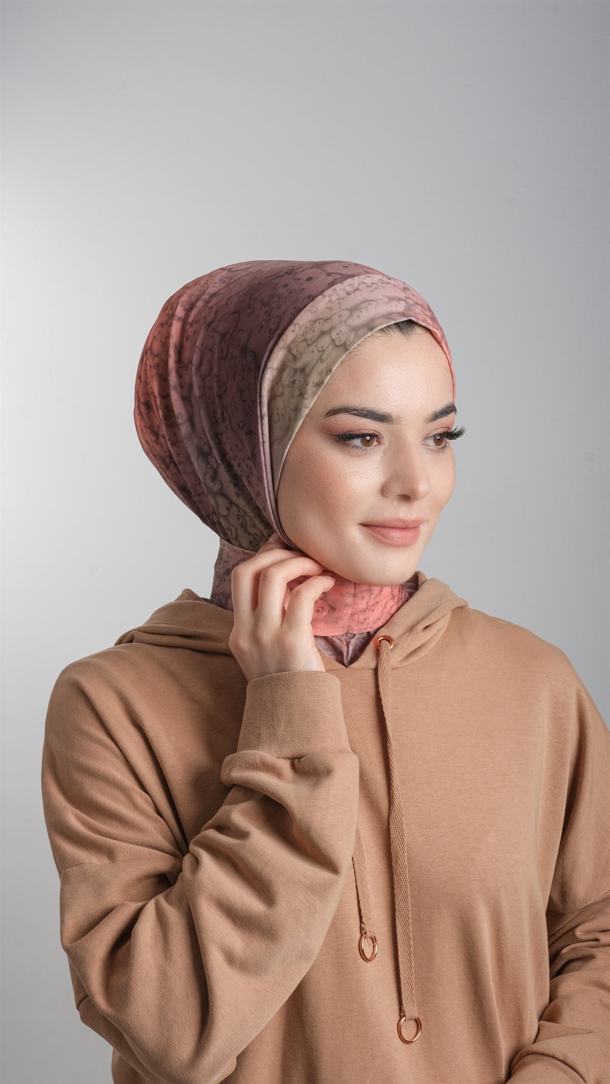 Bej Pratik Hazır Geçmeli Tesettür Bone Sandy Kumaş Batik Desenli 2101D_12