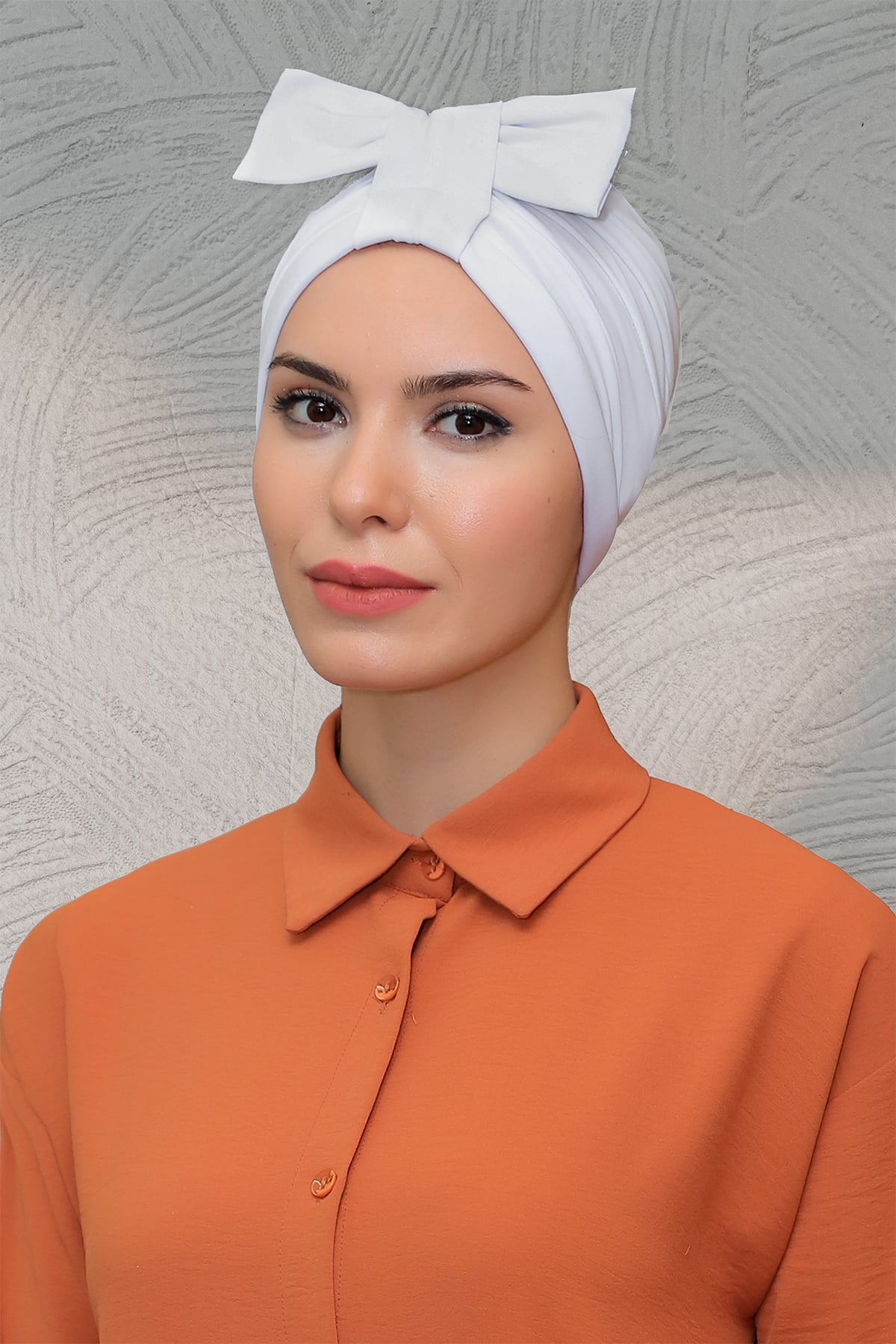 Beyaz Pratik Hazır Geçmeli Tesettür Bone Sandy Kumaş Fiyonklu Büzgülü - Hürrem 7010