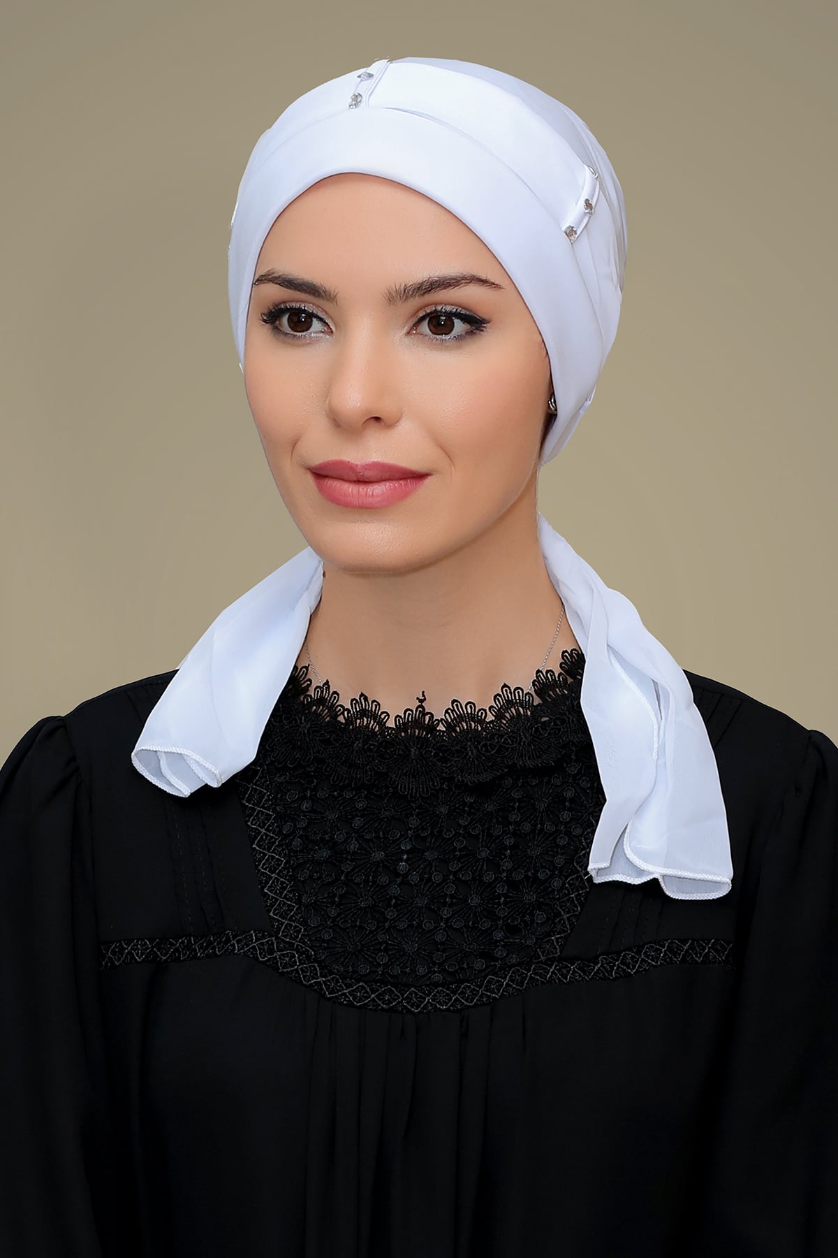 Beyaz Pratik Hazır Geçmeli Tesettür Bone Sandy Kumaş Kemerli Taşlı - Hürrem 1205