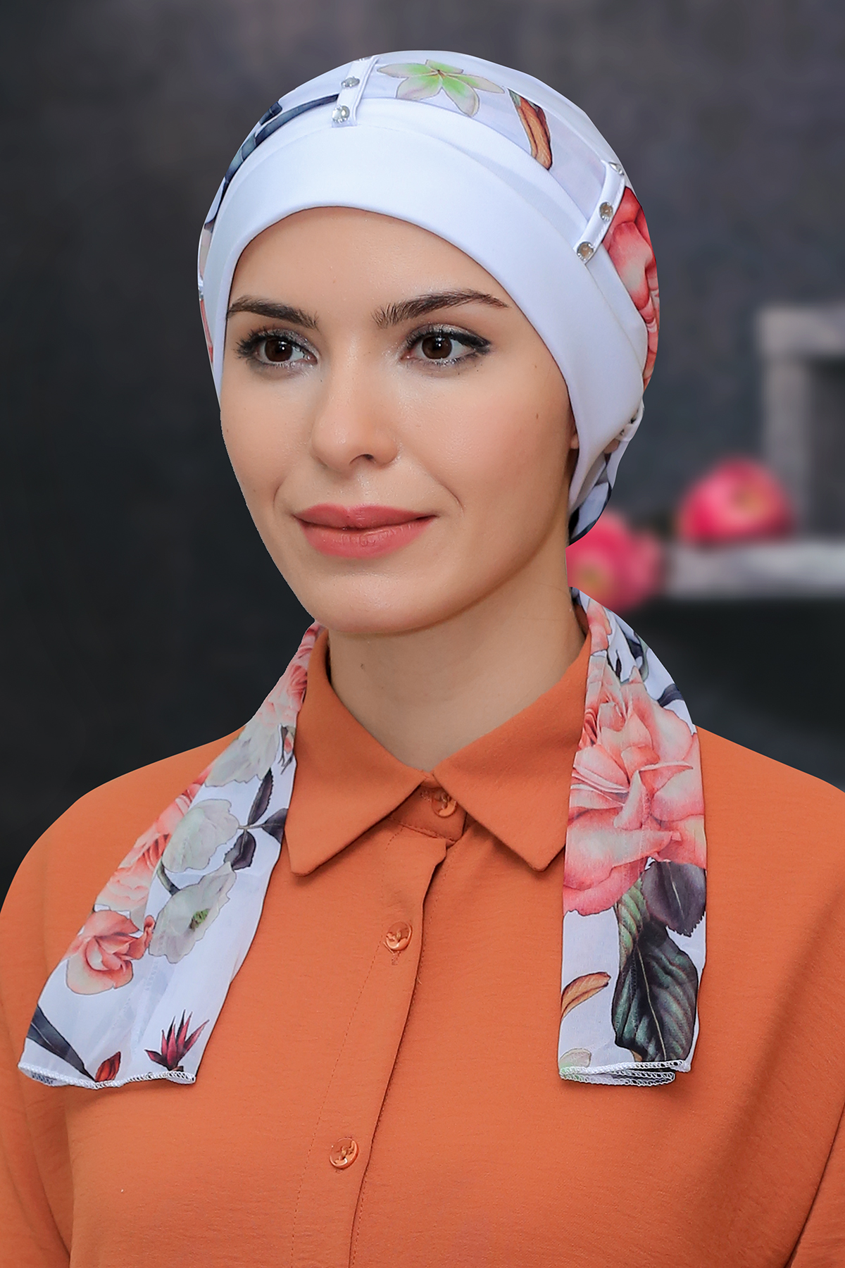 Beyaz Pratik Hazır Geçmeli Tesettür Bone Sandy Kumaş Boncuklu Desenli Şifon Kemerli - Hürrem 1305D