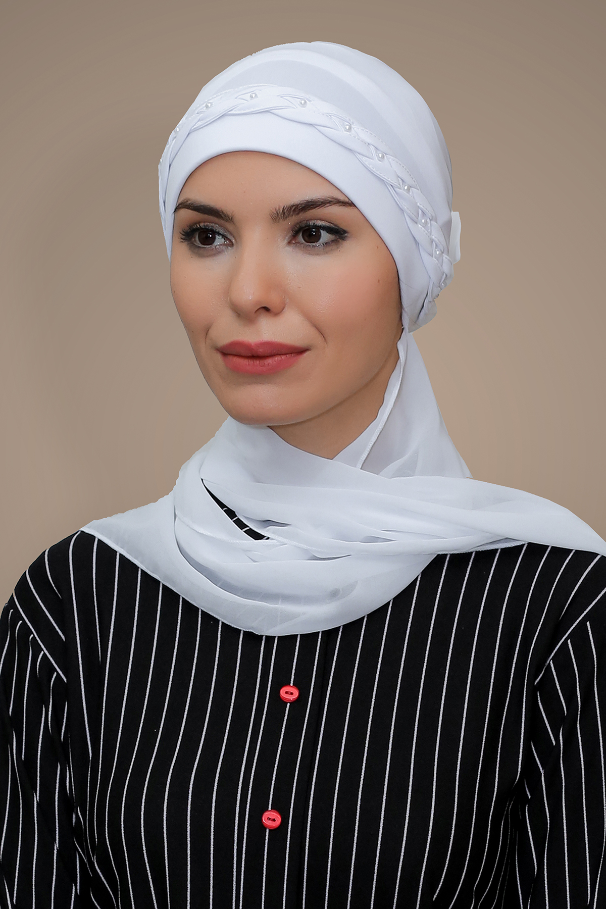 Beyaz Pratik Hazır Geçmeli Tesettür Bone Sandy Kumaş Örgülü Güllü - Şifon Atkılı - Hürrem 1203A