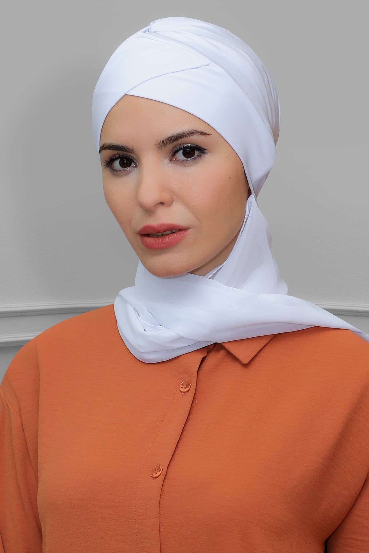 Beyaz Pratik Hazır Geçmeli Tesettür Bone Sandy Kumaş Çapraz Büzgülü - Şifon Atkılı - Hürrem 1801A
