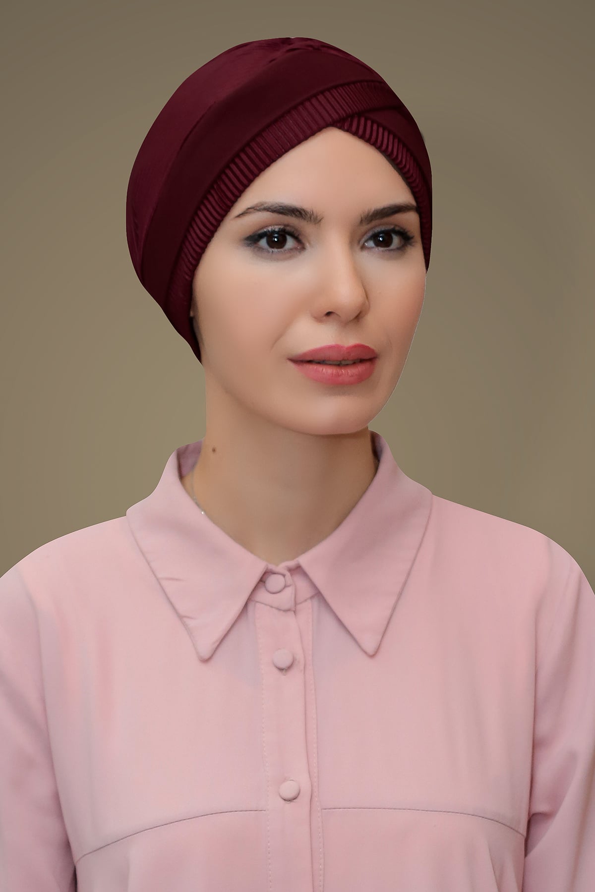 Bordo Pratik Hazır Geçmeli Tesettür Bone Fukuro Piliseli (Pliseli) Tek Bantlı Çapraz Büzgülü - Hürrem 1821