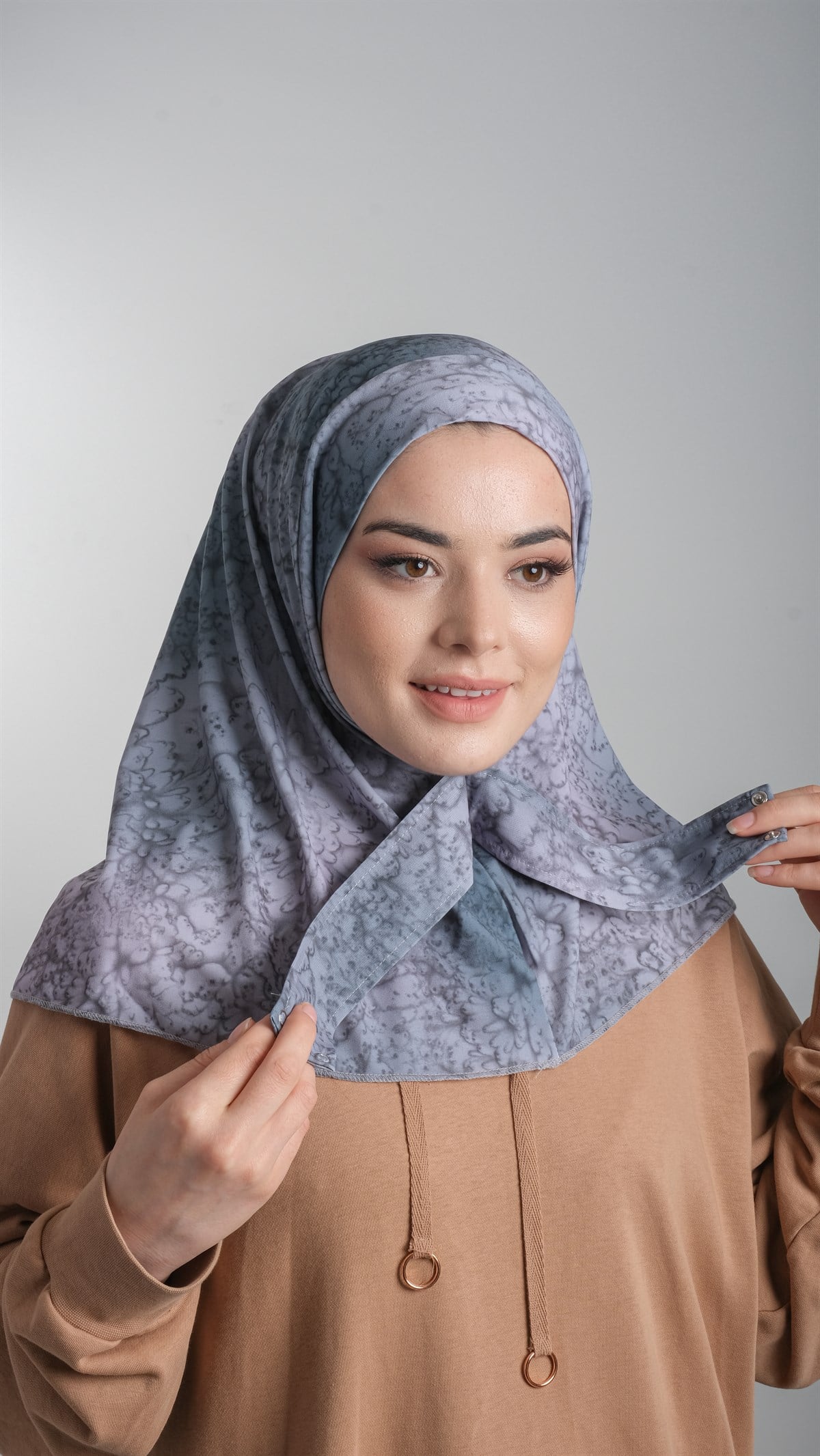 Gri Pratik Hazır Geçmeli Tesettür Bone Sandy Kumaş Batik Desenli 2101D_15