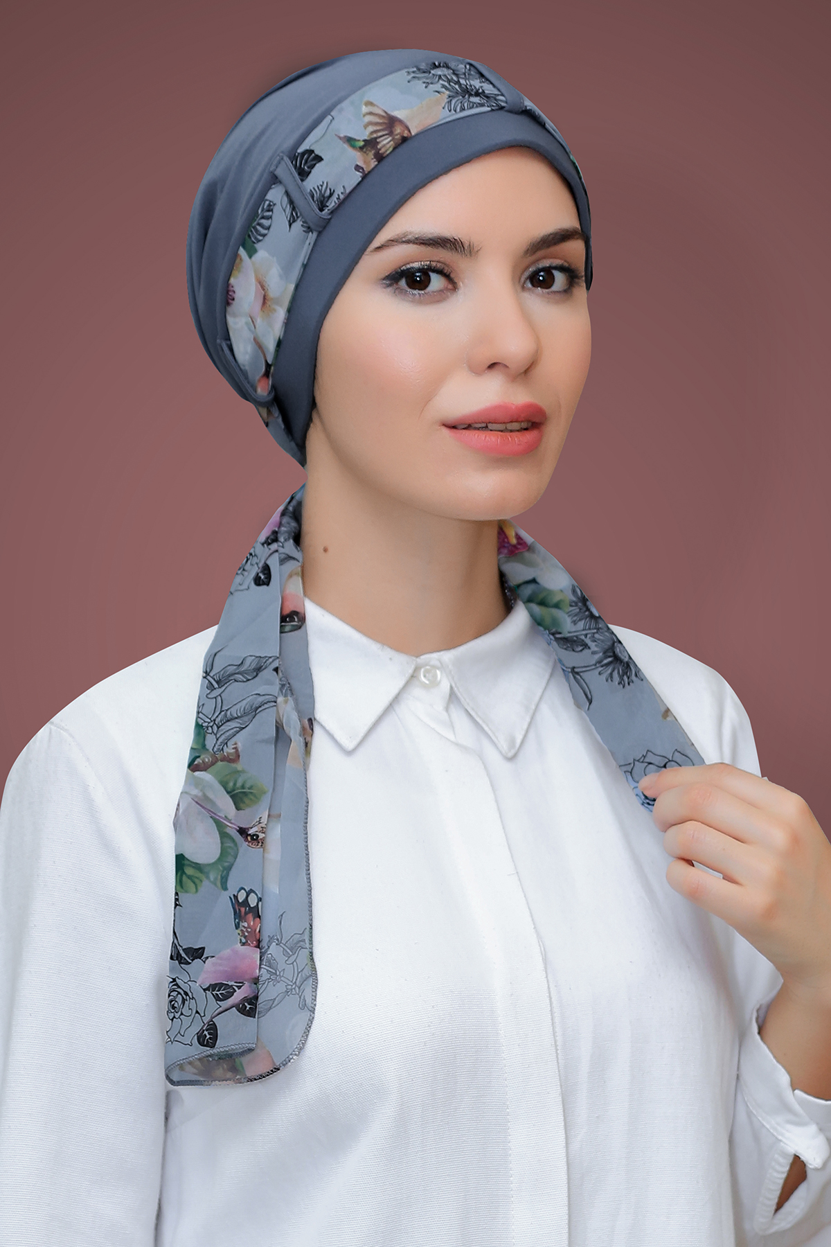 Gri Pratik Hazır Geçmeli Tesettür Bone Sandy Kumaş Desenli Şifon Kemerli - Hürrem 1205D