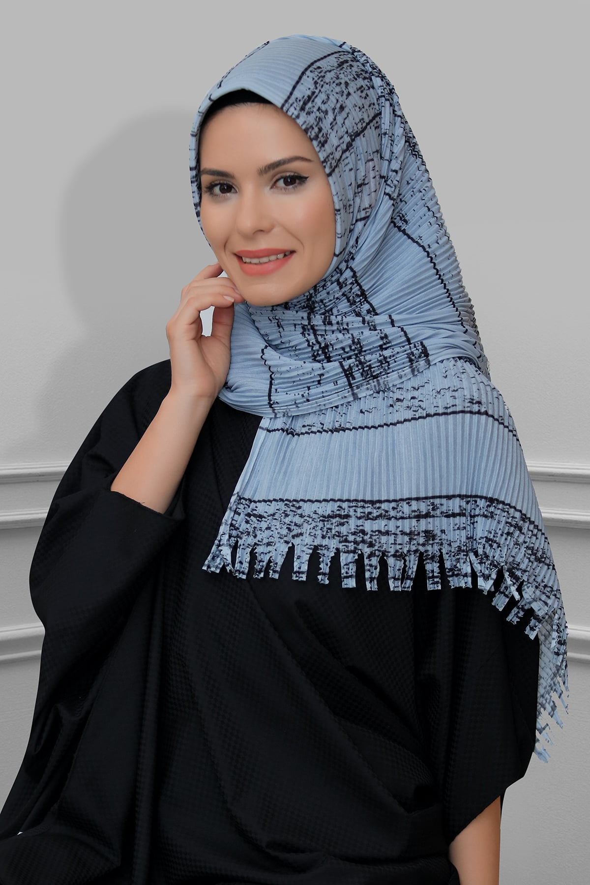 Gri Pratik Hazır Geçmeli Tesettür Eşarp Kesik Elyaf Piliseli (Pliseli) Saçaklı Lazer Kesim Çizgili Desenli - Hürrem 1818D2