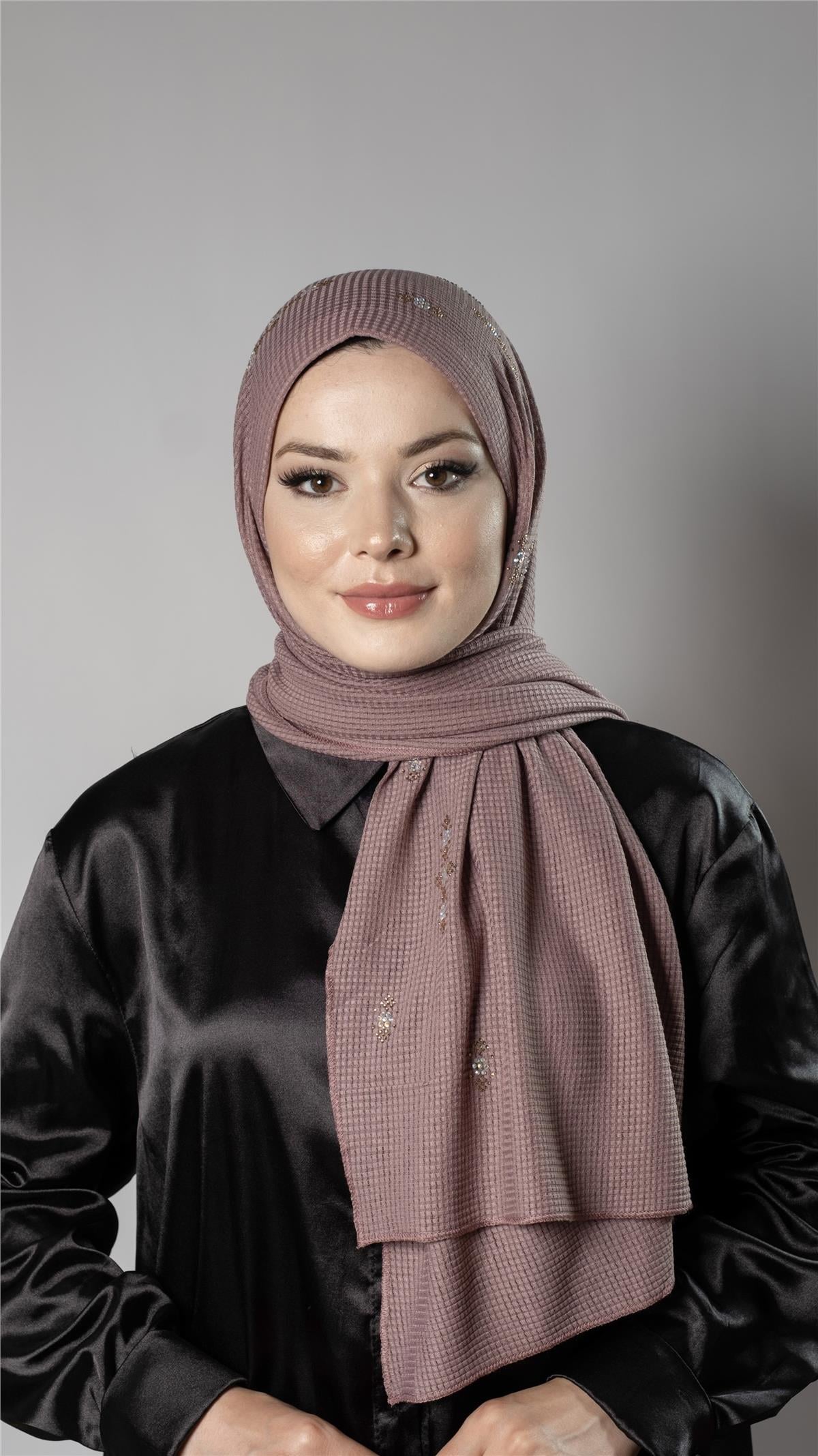 Gül Kurusu Pratik Hazır Geçmeli Tesettür Şal Örme Kumaş Taşlı Çiçek Desenli  - Hürrem Bone 2118C_18
