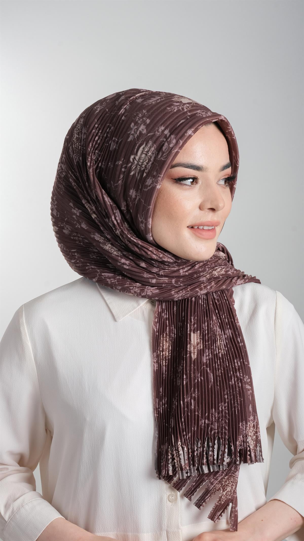 Kahverengi Pratik Hazır Geçmeli Tesettür Eşarp Kesik Elyaf Piliseli Çiçek Desenli - Hürrem Bone 1818D6_14