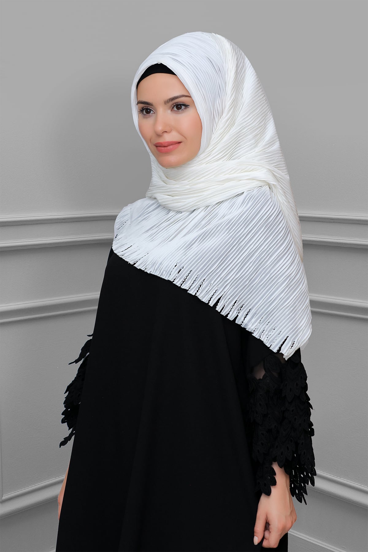 Krem Arkadan Bağlamalı Tesettür Eşarp Kesik Elyaf Mevsimlik Piliseli (Pliseli) Saçaklı Lazer Kesim - Hürrem 1918